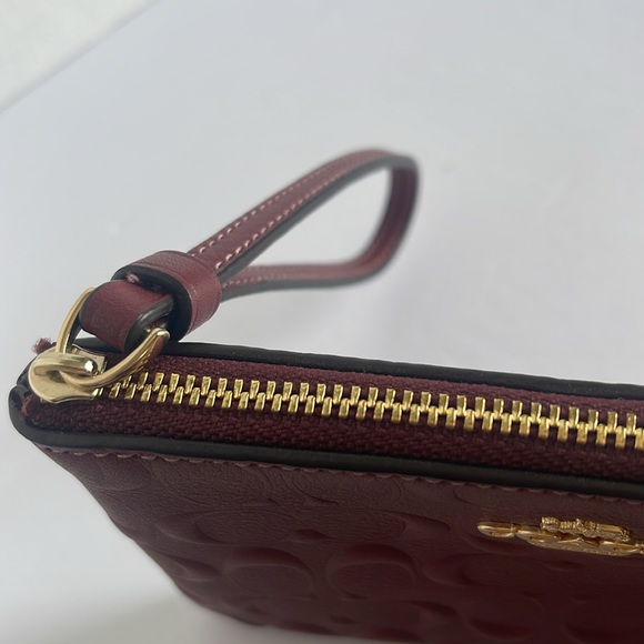 Coach corner zippered leather wristlet with embroidered signature - Picture 15 of 16
